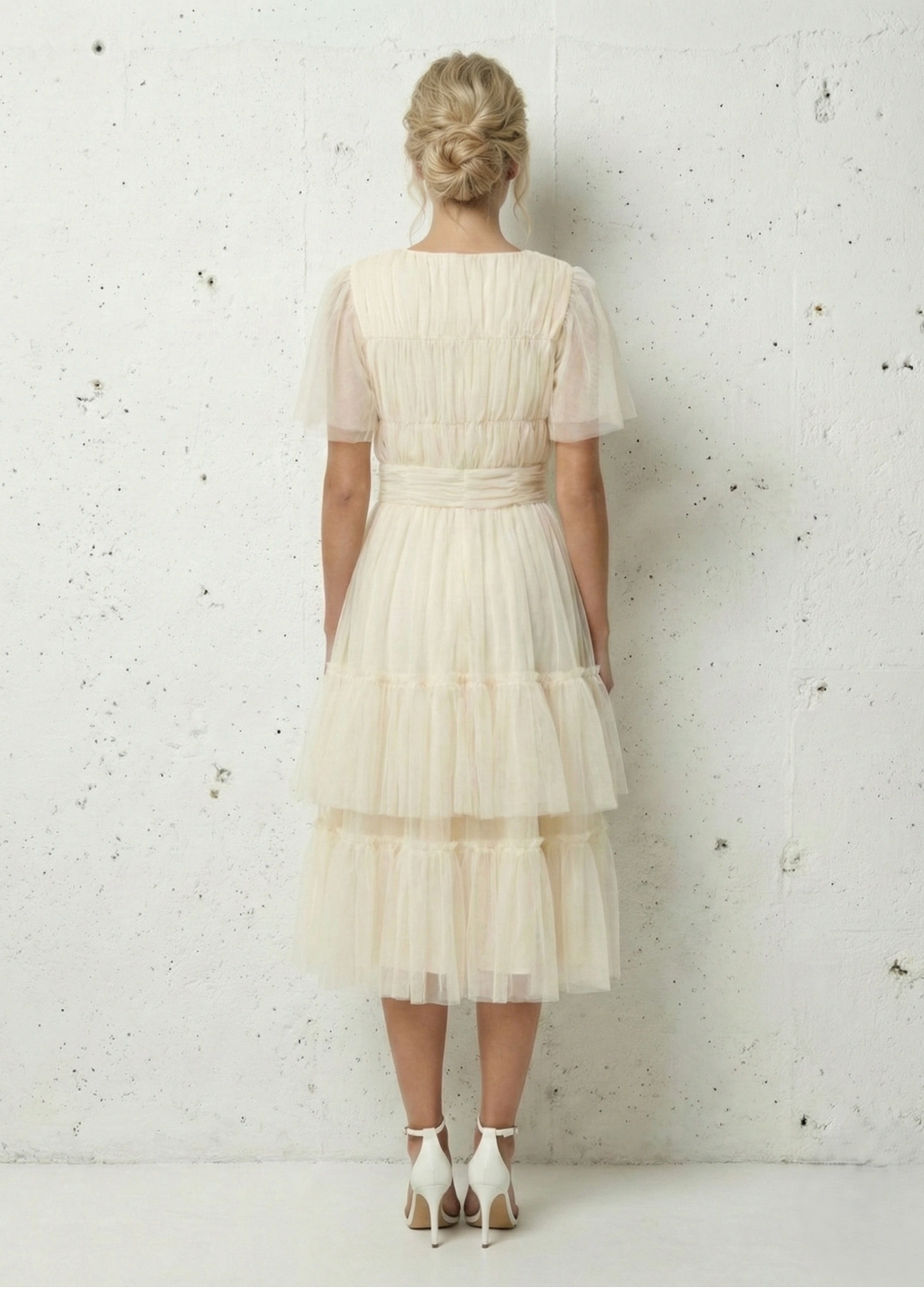 Robe crème et mousseline à étages